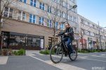 Ulica Abrahama w Gdyni. Mężczyzna jedzie na rowerze elektrycznym, w tle za nim kamienice.