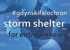 Plasza promująca Gdyński Falochron z napisem powtórzonym w języku angielskim (storm shelter)