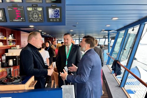 Spotkanie w Porcie Gdynia. Na zdjęciu widoczni od prawej:: Dirk Inger, Senior Vice President Public Affairs, Commnication & Sustainability w AIDA Cruises, Tomasz Augustyniak, wiceprezydent Gdyni oraz Piotr Gorzeński, prezes Portu Gdynia. (fot. Urząd Miasta Gdyni)