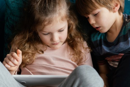 Zaproszenie na wykład  prof. Marcina Szulca „Ryzykowne używanie elektronicznych środków przekazu – w jaki sposób pomóc dzieciom i… sobie