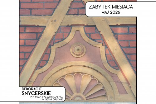 Drewniana wachlarzowa półrozeta umieszczona na dekoracyjnym kartuszu oraz belki z odtworzoną kolorystyką (fot. B. Ponikiewski)