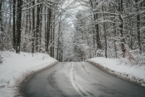 Odśnieżona i zabezpieczona jezdnia ul. Wiczlińskiej w zimowej scenerii (fot. Marcin Mielewski)