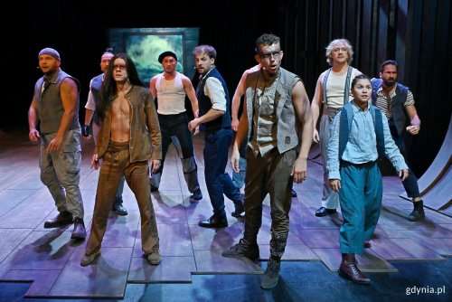 Zdjęcie z próby medialnej spektaklu „Moby Dick” w Teatrze Muzycznym w Gdyni. Scena zbiorowa (fot. Magdalena Czernek)
