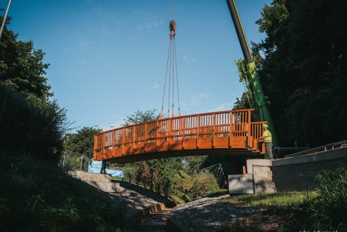 Drewniana konstrukcja Mostku Weneckiego nad Strugą Cisowską jest już na swoim miejscu (fot. Marcin Mielewski)