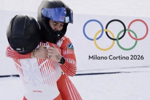 Klaudia Adamek i Linda Weiszewski w zwycięskim uśisku w biało-czerwonych barwach (fot. Linda Weiszewski Facebook)