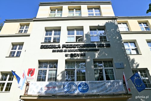 Fasada budynku Szkoły Podstawowej nr 10 w Gdyni (fot. Magdalena Czernek)