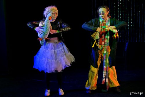 Krzysztofa Gomółka-Pawlicka i Agnieszka Skawińska podczas próby do spektaklu  „Złotopióra” w Teatrze Gdynia Główna (fot. Magdalena Czernek)