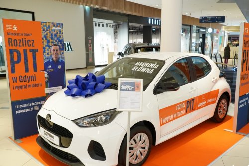 W tym roku aż do dwójki szczęsliwych mieszkańców trafią samochody Mazda 2 Hybrid – na zdjęciu ekspozycja nagrody w Centrum Riviera (fot. Magdalena Śliżewska)