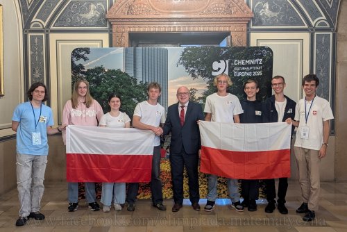 Polska drużyna przed XIX Środkowoeuropejską Olimpiadą Matematyczną. Czwarty od lewej: Antoni Nowosielski (fot. olimpiada.matematyczna) 