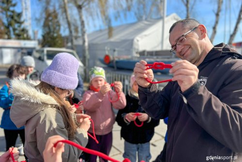 Nauka węzłów żeglarskich to jedna z obowiązkowych pozycji w trakcie zajęć (fot. Natalia Wiśniewska)