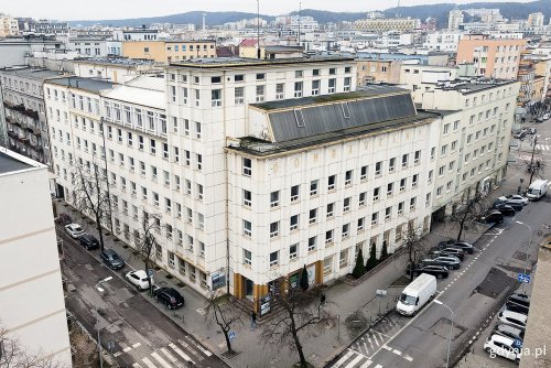 Budynek Dom Bawełny w centrum Gdyni, biała elewacja, ulice, widoczne budynki obok
