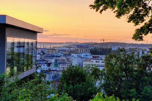 Widok z Kamiennej Góry, zachód słońca. Widoczny fragment kolejki linowej, panorama miasta i portu.