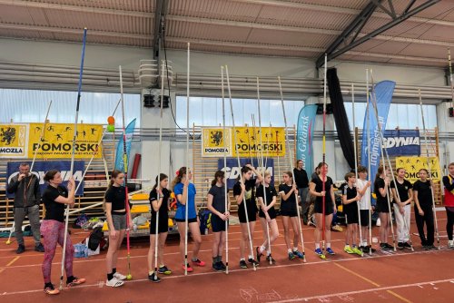 Zawodniczki z tyczkami przed startem w hali lekkoatletycznej Gdyńskiego Centrum Sportu (fot. mat. prasowe KL Gdynia)