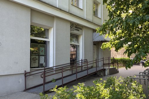 Biblioteka „Wzgórze” zyska dostosowany podjazd do potrzeb osób z niepełnosprawnością (fot. Zofia Marczak)
