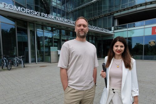 Tomasz Piotrowski oraz Anna Ratajczak-Piotrowska, założyciele agencji Beeffective, przed budynkiem PPNT Gdynia (fot. materiały Gdyńskiego Centrum Wspierania Przedsiębiorczości)