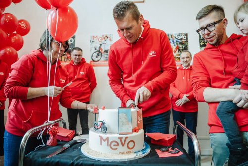 Michał Felon – dyrektor Zarządu Dróg i Zieleni w Gdyni krojący tort w towarzystwie Michała Glasera – prezesa zarządu OMGGS (fot. Konrad Kędzior)