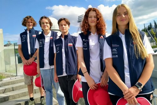 Reprezentanci Polski na IOAA 2025. Od prawej: Kinga Wysocka, Jasmina Nurković, Antoni Gazda, Dawid Chudzik, Artur Ziółkowski. (fot. Archiwum prywatne)