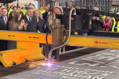 W PGZ Stocznia Wojenna odbyło się palenie blach pod okręt Huragan. Na zdjęciu m.in. Rektor Uniwersytetu Morskiego w Gdyni Prof. dr hab. inż. kpt. ż. w. Adam Weintrit i Dyrektor Działu Armatorskiego i Praktyk Morskich mgr inż. kpt. ż.w. Dariusz Jellonnek (Fot. Dorota Patzer)