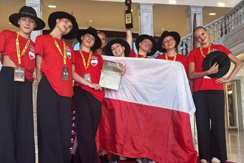 Zwycięska drużyna dziewczyn z gdyńskiej grupy Takie Studio Tańca dumnie prezentuje trofeum (fot. mat.pras. Takie Studio Tańca)