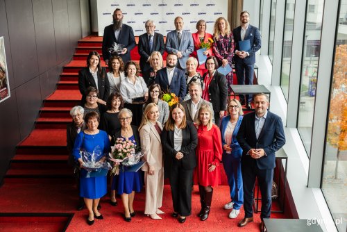 Laureaci Nagrody Prezydent Miasta Gdyni dla pracowników ochrony zdrowia wraz z ministrą zdrowia Jolantą Sobierańską-Grendą, prezydent Gdyni Aleksandrą Kosiorek, wiceprezydentem Tomaszem Augustyniakiem, Mariolą Śrubarczyk-Cichowską - wiceprzewodniczącą Rady Miasta Gdyni, radną miasta Agnieszką Tokarską, Anną Melki - dyrektor Gdyńskiego Centrum Zdrowia oraz członkami komisji opiniującej laureatów (fot. Karol Stańczak)