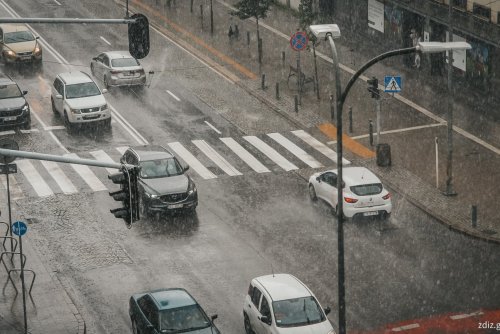 Ulica 10 Lutego w Gdyni, deszcz, samochody, widoczna woda na nawierzchni