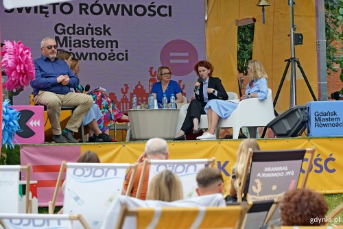 Od prawej: Katarzyna Ziemann – dyrektorka Wydziału Rozwoju Społecznego Urzędu Miejskiego w Gdańsku, Ewa Puszkiewicz – pełnomocniczka Sopotu ds. praw człowieka i Agnieszka Tokarska – radna miasta i wiceprzewodnicząca Gdyńskiej Rady Kobiet podczas debaty na Przystanku Równość (fot. Magdalena Czernek)