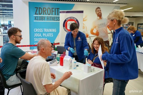 Gdynianie chętnie korzystali z badań i porad specjalistów w Centrum Handlowym Riviera podczas miejskiej akcji z okazji Dnia Mężczyzny (fot. Magdalena Czernek)