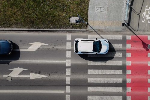 Ulica Unruga z lotu ptaka, widoczny biały samochód na jezdni
