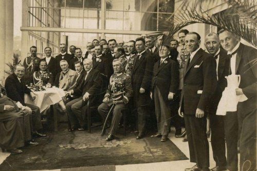 Na zdjęciu Eugeniusz Kwiatkowski siedzący w centralnym miejscu przy stoliku obok Prezydenta RP Ignacego Mościckiego w Gdyni (fot. Aleksander Meyer, 1927 sygn. MMG/HM/II/5557)