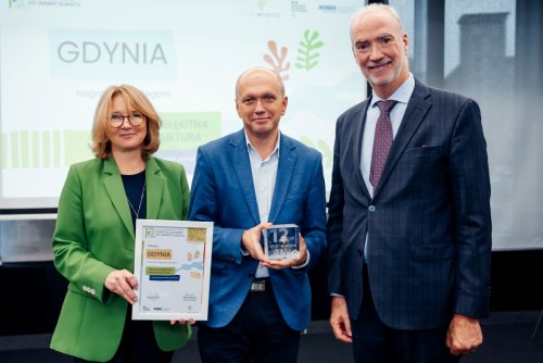 Gdyńskie działania na rzecz zrównoważonego rozwoju zostały docenione. Od lewej: Maria Andrzejewska, dyrektor generalna UNEP/GRID-Warszawa, Bartosz Frankowski, naczelnik Wydziału Środowiska Urzędu Miasta Gdyni oraz Étienne de Poncins, ambasador Francji w Polsce. (fot. mat. pras.)