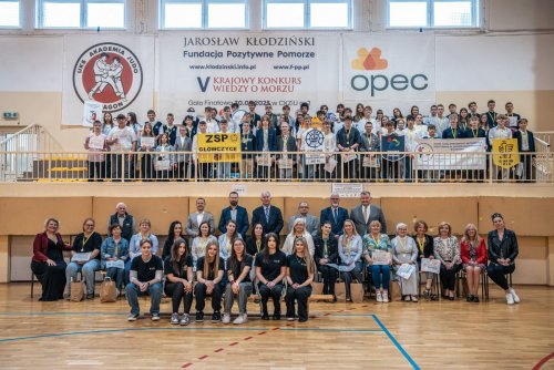 Zdjęcie grupowe z Gali Krajowego Konkursu wiedzy o Morzu. (fot. mat. prasowe Fundacja Pozytywne Pomorze)  