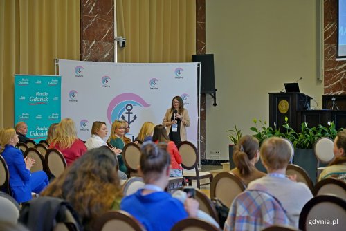 Izabela Klonowska-Hincka, prezes Stowarzyszenia Kobiet Branży Morskiej „Inspira”, witająca uczestników 3. Konwencji Kobiet Branży Morskiej (fot. Magdalena Czernek) 