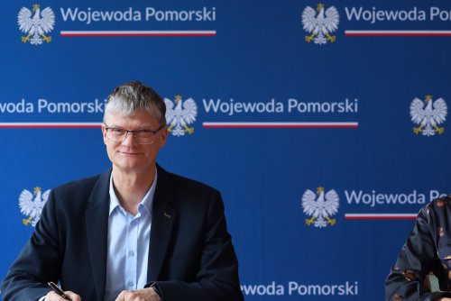 Podpisanie umowy na dofinansowanie budowy ul. Wiczlińskiej, od prawej: Beata Rutkiewicz, wojewoda pomorska oraz Rafał Geremek, wiceprezydent Gdyni (fot. Pomorski Urząd Wojewódzki)