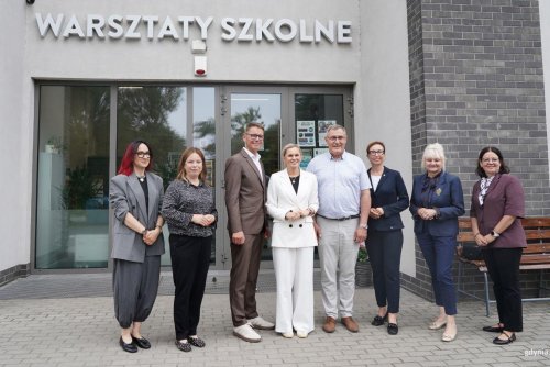 Na zdjęciu (od lewej) m.in.: zastępca dyrektora Powiatowego Urzędu Pracy w Gdyni Milena Miksa, wiceprezydentka Gdyni Oktawia Gorzeńska, dyrektor CKZiU nr 1 Rafał Miłosz, ministra edukacji Barbara Nowacka, wicekurator Jolanta Jankowska-Żmich, naczelnik Wydziału Edukacji Urzędu Miasta Gdyni Iwona Tanewska, zastępca naczelnika Wydziału Edukacji Urzędu Miasta Gdyni Maria Maślak (fot. Magdalena Starnawska)