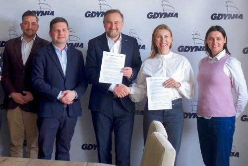 Od lewej: Maciej Kochanowski, dyrektor Laboratorium Innowacji Społecznych w Gdyni; Maciej Zielonka, wiceprezydent Gdyni, Tomasz Augustyniak, wiceprezydent Gdyni, Marta Trakul-Masłowska, prezeska Fundacji NaMiejscu, Anna Nicińska, członkini zespołu prowadzącego projekt//fot. LIS Gdynia