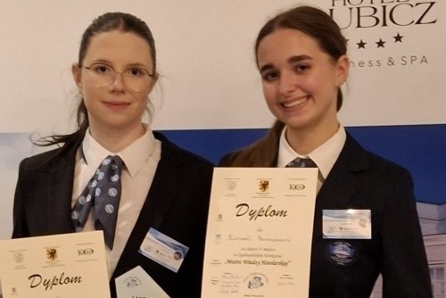 Uczennice Aleksandra Chojnacka i Kornelia Bernatowicz z dyplomami konkursu  „Mistrz Wiedzy Hotelarskiej” (mat. prasowe)