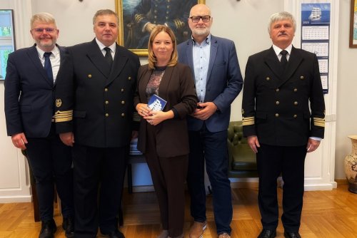 W spotkaniu na Uniwersytecie Morskim udział wzięli: wiceprezydentka Oktawia Gorzeńska, rektor prof. dr. hab. inż. kpt. ż.w. Adam Weintrit, prorektor ds. studenckich i kształcenia dr. hab. inż. Sambor Guz, prof. UMG, prorektor prof. dr. hab. inż. Tomasz Tarasiuk oraz Maurycy Rzeźniczak, zastępca naczelnika Wydziału Energetyki UMG (mat. prasowe)