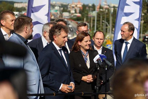 Od lewej: Michał Felon - dyrektor Zarządu Dróg i Zieleni w Gdyni, Tadeusz Szemiot - przewodniczący Rady Miasta Gdyni, wiceminister Jacek Karnowski, prezydent Gdyni Aleksandra Kosiorek, poseł Rafał Siemaszko i Mieczysław Struk - marszałek województwa pomorskiego podczas briefingu na Estakadzie Kwiatkowskiego (fot. Kamil Złoch)