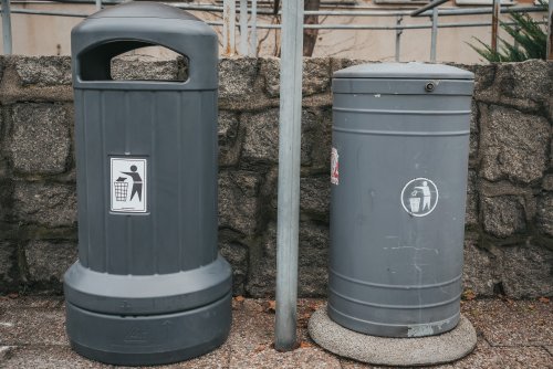 Wymiana koszy przy wiatach przystankowych (fot. Marcin Mielewski)