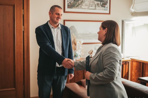 Prezydent Gdyni Aleksandra Kosiorek podziękowała Piotrowi Pellowskiemu za działania, które podczas pożaru pozwoliły zabezpieczyć sprzęt oraz pojazdy Bazy Północnej LiZUD (fot. Marcin Mielewski)
