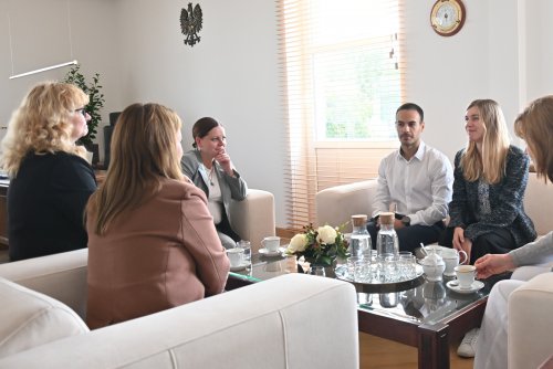 Aleksandra Brodowska była gościem prezydent Gdyni Aleksandry Kosiorek i wiceprezydentki Oktawii Gorzeńskiej. W spotkaniu uczestniczyła również dr Joanna Leman, kierownik Referatu Współpracy z Zagranicą Urzędu Miasta Gdyni. Pani Aleksandrze towarzyszyli mama oraz partner (fot. Zofia Marczak)