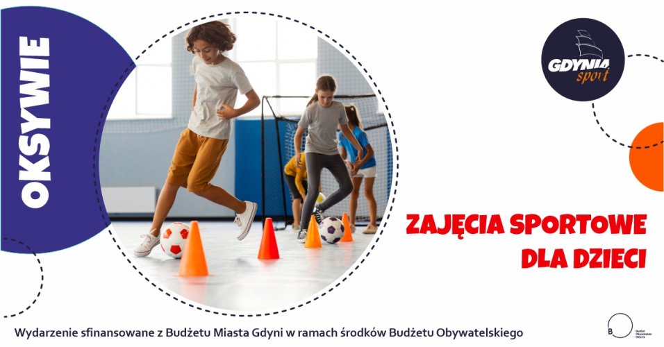 Zajęcia sportowe dla dzieci na Oksywiu, chłopcy grający w piłkę na sali // mat. #dzielnicewGdyni