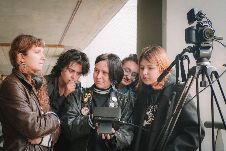 Warsztaty dokumentu filmowego poprowadzi Paulina Pohl-Pluta  – kulturoznawczyni i doświadczona edukatorka filmowa, która potrafi zainspirować młodzież do szukania własnego, autentycznego języka (mat. prasowe organizatora)