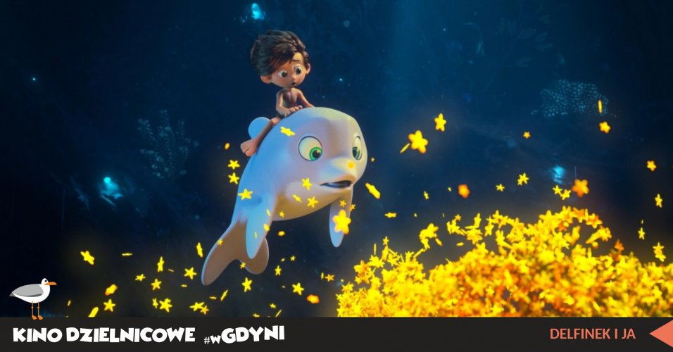 Kadr z filmu „Delfinek i ja”. Animowany chłopiec płynie na grzbiecie delfina i patrzą na gwizdki na dnie oceanu.