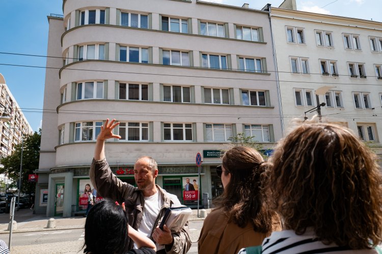 "Wakacje z modernizmem" – letnie Archi-Spacery Gdyńskiego Szlaku Modernizmu
