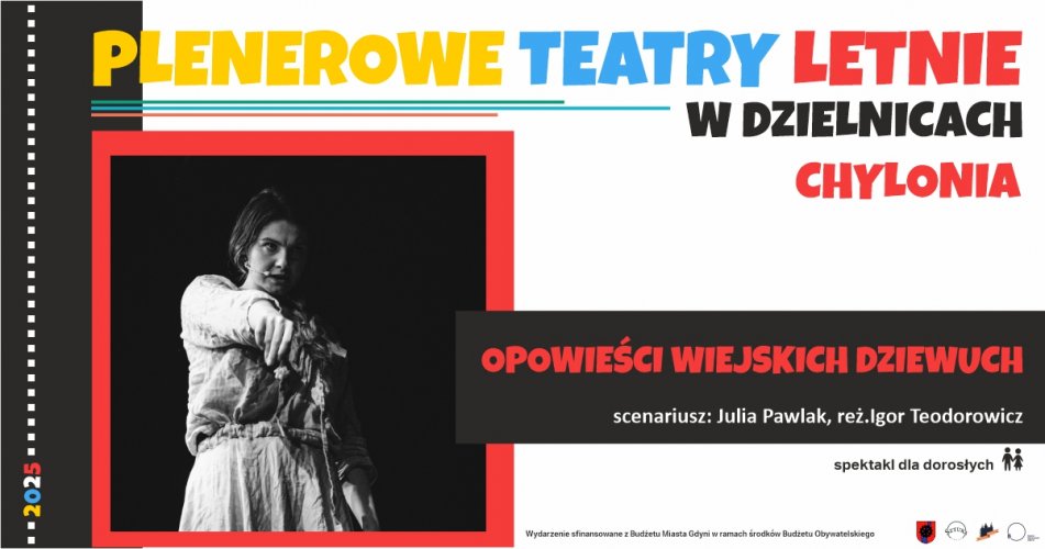 Zdjęcie ze spektaklu „Opowieści Wiejskch Dziewuch”. Czarno białe zdjęcie aktorki wskazującej palcem.