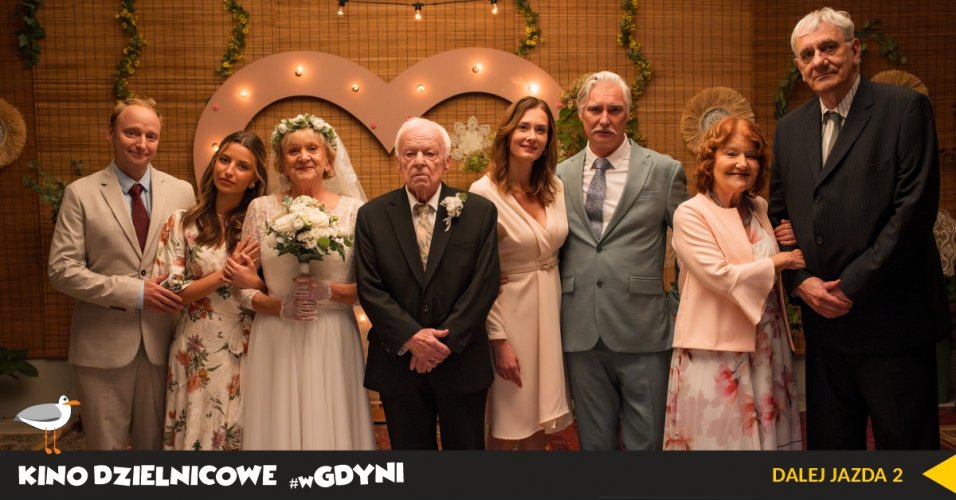 Kadr z filmu "Dalej jazda 2". Zdjęcie pary młodej z gośćmi.