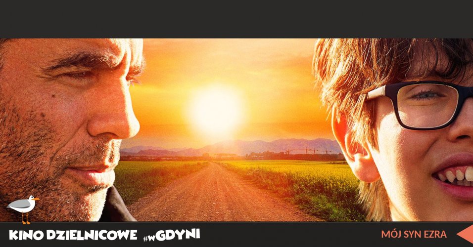 Kadr z filmu „Mój syn Ezra”. Mężczyzna i chłopiec w okularach na tle zachodu słońca.