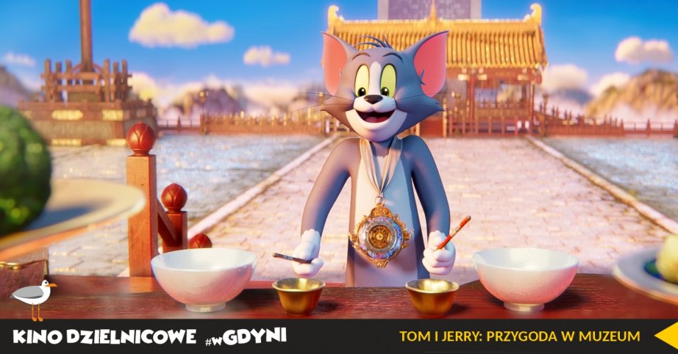 Kadr z filmu "Tom i Jerry: przygoda w muzeum". Animowany kot z medalem na szyi stoi na tle azjatyckiej budowli.