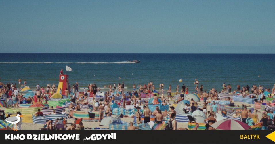 Kadr z filmu "Bałtyk". Plazą z ratownikami i plażowiczami.
